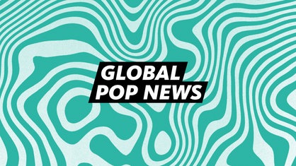 Schriftzug "Global Pop News" vor einem Hintergrund mit petrol-weißem Wellenmuster