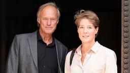 Christina Block (r) und ihr Lebensgefährte Gerhard Delling (l) in einer Prozesspause am Landgericht Hamburg (02.09.2025)