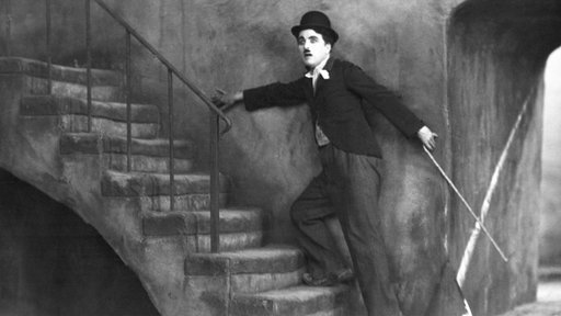 Das Beitragsbild des WDR3 "Der Mann im Mond - Ein Radio-Ballett mit Charlie Chaplin" zeigt Charlie Chaplin am Filmset von City Lights, 1931.