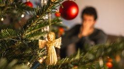 Ein junger Mann verbringt Weihnachten allein zu Hause