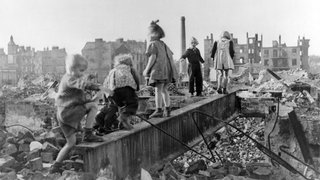 Das Beitragsbild des WDR3 Kulturfeature "Es war Frieden. Was würden wir daraus machen?" zeigt spielende Kinder in den Trümmern einer Stadt, 1946.