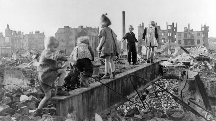 Das Beitragsbild des WDR3 Kulturfeature "Es war Frieden. Was würden wir daraus machen?" zeigt spielende Kinder in den Trümmern einer Stadt, 1946.