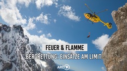 Ein Hubschrauber rettet eine Person in den Bergen 