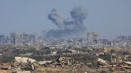 Rauch steigt während einer israelischen Militäroperation in Gaza.-Stadt auf (02.10.2025)