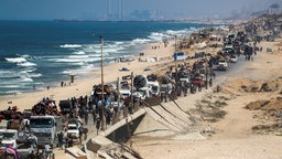 Menschen flüchten auf Fahrzeugen und zu Fuß aus Gaza-Stadt (17.09.2025)
