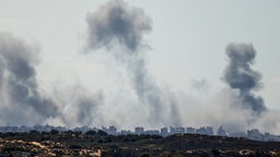 Nach Explosionen steigt Rauch über Gaza-Stadt auf (06.10.2025)