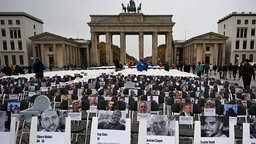 Zweiter Jahrestag des Hamas-Angriffs auf Israel: Stühle mit Fotos vor dem Brandenburger Tor erinnern an die Opfer