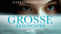 Eine Person schaut über ein Buch.