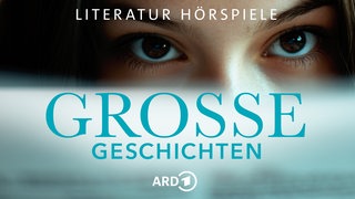 Eine Person schaut über ein Buch.