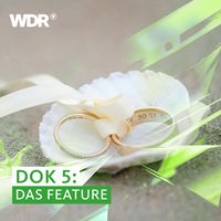 Das Beitragsbild zeigt zwei goldene Eheringe, verbunden mit einem weißen Seidenband in einer weißen Muschel am Sandstrand