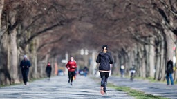 Jogger laufen durch einen Park im Winter 