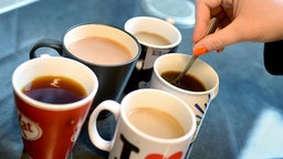 Verschiedene Tassen mit Kaffee oder Tee