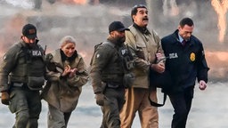 Nicolás Maduro und seine Frau Cilia Flores, begleitet von Sicherheitskräften der DEA, am Wall Street Heliport in New York (05.01.2026)
