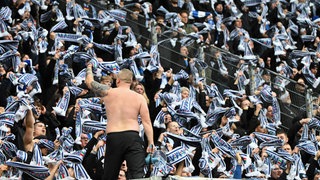 Das Beitragsbild des Dok5 "Männer in Magdeburg – Stichproben zur maskulinen Lage" zeigt jubelnde Fußballfans des 1. FC Magdeburg.