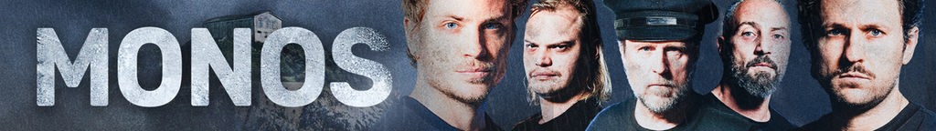 Eine Insel im Meer, das Wetter ist düster und regnerisch. Die Schauspieler zu sehen: Bjarne Mädel, Jannik Schümann, Dimitrij Schaad, Wilson Ochsenknecht, Murathan Muslu.