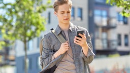 Teenager mit Kopfhörern und Smartphone