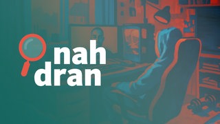 Ein junger Mann sitzt an einem Schreibtisch und schaut sich Videos im Internet an. Das Bild ist KI-generiert. Links das Logo von nah dran.