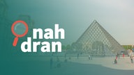Die Pyramiede vor dem Louvre. Rechts das Logo des Podcasts nah dran.