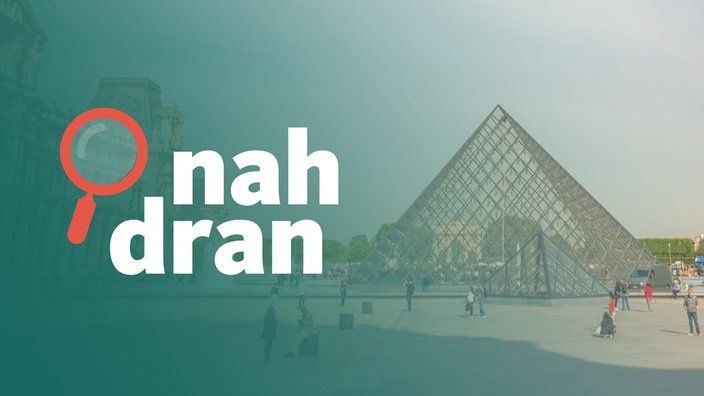 Die Pyramiede vor dem Louvre. Rechts das Logo des Podcasts nah dran.