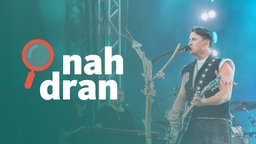 Das Bild zeigt den österreichischen Musiker Andreas Gabalier mit einer Gitarre auf der Bühne. Auf der linken Seite ist das Logo des Podcasts nah dran. 