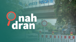 Eine Absperrung vor der Bonner Nordbrücke. Links das Logo von "Nah dran".