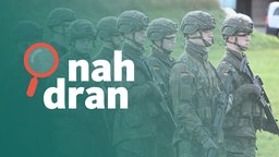 Das Bild zeigt Rekrutinnen und Rekruten der Bundeswehr bei einer Übung in der Grundausbildung. Darüber das Logo des Podcasts nah dran. 