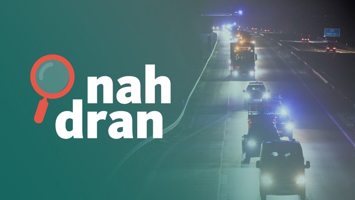 Das Bild zeigt die Autobahn, auf der der Konvoi des Castor-Transports unterwegs ist. Man sieht den Lkw mit dem Behälter und viele Polizeiwagen. Daneben ist das Logo des Podcasts nah dran. 