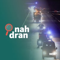 Das Bild zeigt die Autobahn, auf der der Konvoi des Castor-Transports unterwegs ist. Man sieht den Lkw mit dem Behälter und viele Polizeiwagen. Daneben ist das Logo des Podcasts nah dran. 
