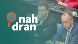 Bundeskanzler Merz und Vizekanzler Klingbeil sitzen im Bundestag. Sie schauen mit ernstem Gesichtsausdruck an der Kamera vorbei. Links ist das Logo von nah dran zu sehen.