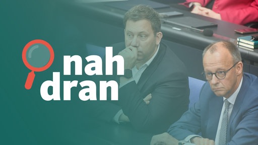 Bundeskanzler Merz und Vizekanzler Klingbeil sitzen im Bundestag. Sie schauen mit ernstem Gesichtsausdruck an der Kamera vorbei. Links ist das Logo von nah dran zu sehen.