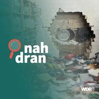 Das Bild zeigt den Tatort. Die Täter haben ein großes Loch in die Wand gebohrt. Viele Gegenstände liegen auf dem Boden. Im Vordergrund steht das Logo von "nah dran". 
