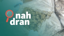 Das Bild zeigt Marihuana-Blüten in einem geöffneten Plastikbeutel. Im Vordergrund steht das Logo von "nah dran". 