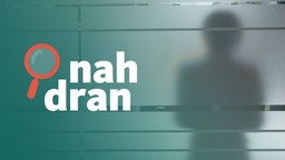 Das Bild zeigt den Schatten einer Frau. Sie steht hiner einer matten Glasscheibe. Im Vordergrund steht das Logo von "nah dran". 