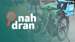 Drei Fahrräder von großen Essenslieferanten. Links das Logo von nah dran.