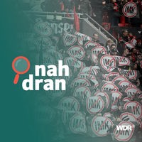 Das Bild zeigt Fans im Stadion, die alle ein Protestschild gegen die Innenministerkonferenz hochhalten, darüber das Logo des Podcasts nah dran. 