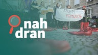Eine Gruppe von Demonstrantinnen halten ein Schild hoch "Femizide stoppen". Links das Logo von nah dran