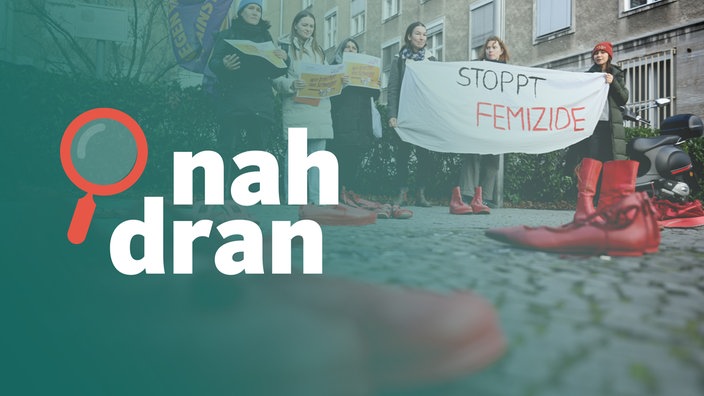Eine Gruppe von Demonstrantinnen halten ein Schild hoch "Femizide stoppen". Links das Logo von nah dran