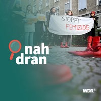 Eine Gruppe von Demonstrantinnen halten ein Schild hoch "Femizide stoppen". Links das Logo von nah dran