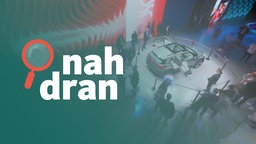 Das Bild zeigt ein ausgestelltes Auto bei der IAA aus der Vogelperspektive, darum stehen Leute, die sich das Auto angucken. Daneben ist das Logo des Podcasts nah dran.