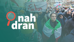 Ein Mann hält ein Schild mit der Schrift #FreeIran. Neben ihm ein Mann, der eine Iran-Flagge trägt. Links das Logo von nah dran.