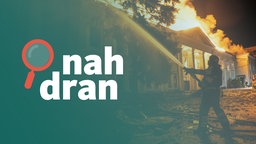 Das Bild zeigt einen Feuerwehrmann, der ein brennendes Gebäude in Charkiw löscht. Darüber ist das Logo des Podcasts "nah dran".