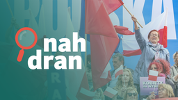 Das Bild zeigt Anhägerinnen und Anhäger des polnischen Präsidentschaftskandidaten Trzaskowski, die Flaggen schwenken. Darüber das Cover des Podcasts "nah dran". 
