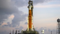 Die NASA Mondrakete "Artemis 2" vor dem Start am Kennedy Space Center in Florida/USA