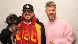 Oliver Polak mit Stanley und WDR 2 Moderator Johannes Simon