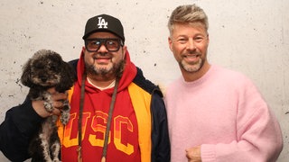 Oliver Polak mit Stanley und WDR 2 Moderator Johannes Simon