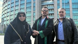 Hinterbliebene der in Istanbul verstorbenen Familie mit ihrem Anwalt (M) vor dem Gerichtsgebäude in Istanbul