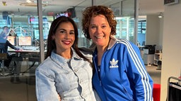 Sarah Engels und WDR 2 Moderatorin Steffi Neu (l)