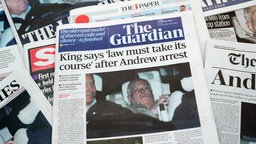Schlagzeilen britischer Zeitungen nach der Verhaftung von Andrew Mountbatten Windsor in Zusammenhang mit den Epstein-Files