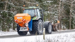 Ein Streu- und Räumfahrzeug des Winterdienstes auf einer Landstraße bei Dahlem (Eifel)