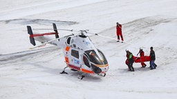 Rettungshubschrauber im Einsatz in einem Skigebiet